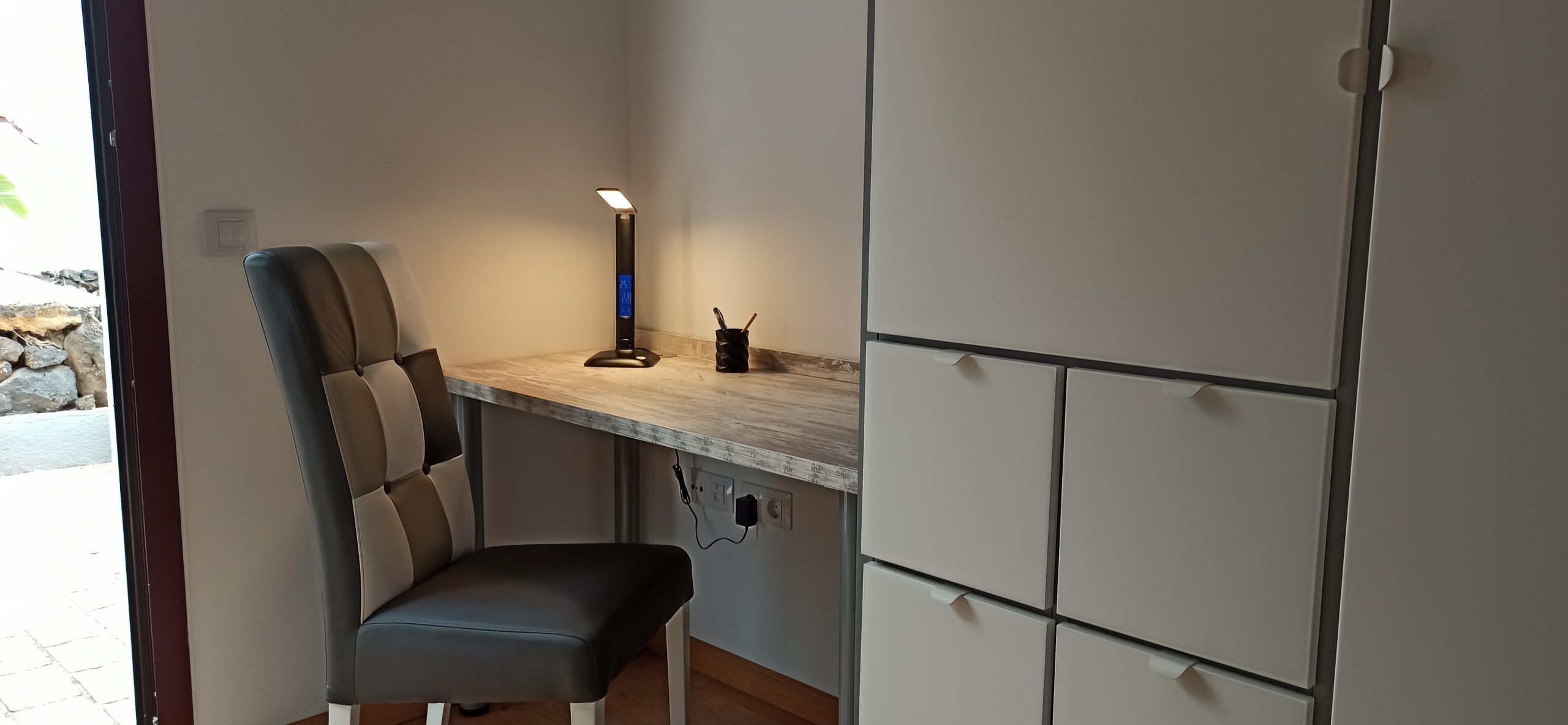 Schreibtisch im Ferienhaus – ideal für Homeoffice und ruhiges Arbeiten