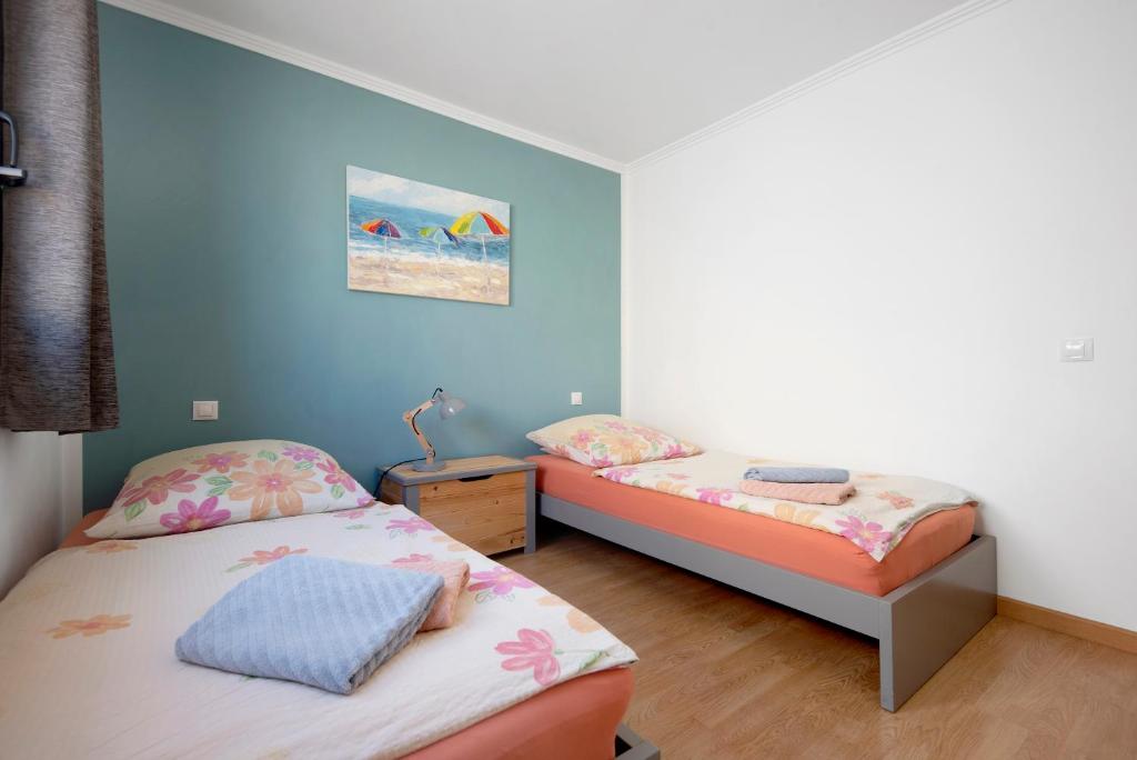 Wohnzimmer mit großen Fenstern und viel Tageslicht