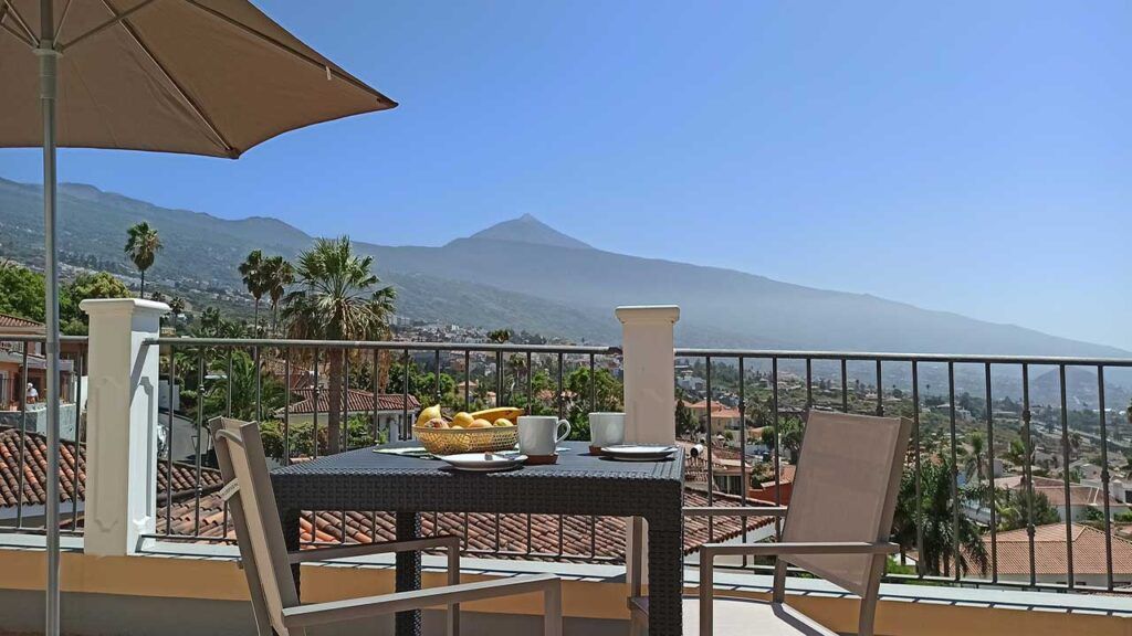 Terrasse mit Meerblick und Zugang vom Wohnbereich
