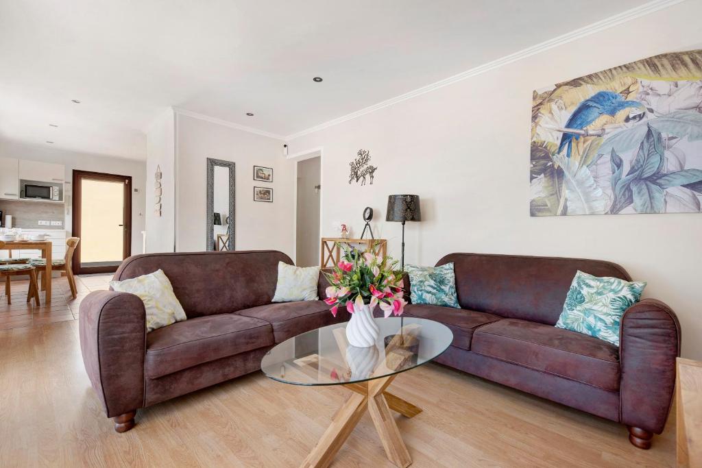 short term rental Tenerife with bright living room and comfortable seating area